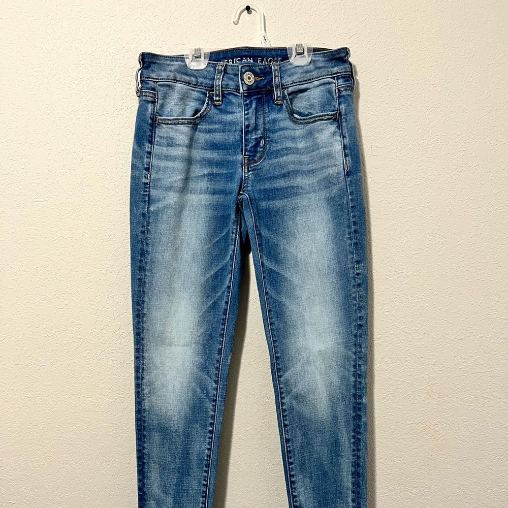 American Eagle “Super Stretch” light wash blue jeans ~Size 2 regular
